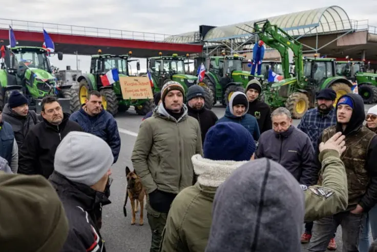 Article du Dauphiné libéré du 1er juillet 2026 : agriculteurs réunis devant des tracteurs au péage
