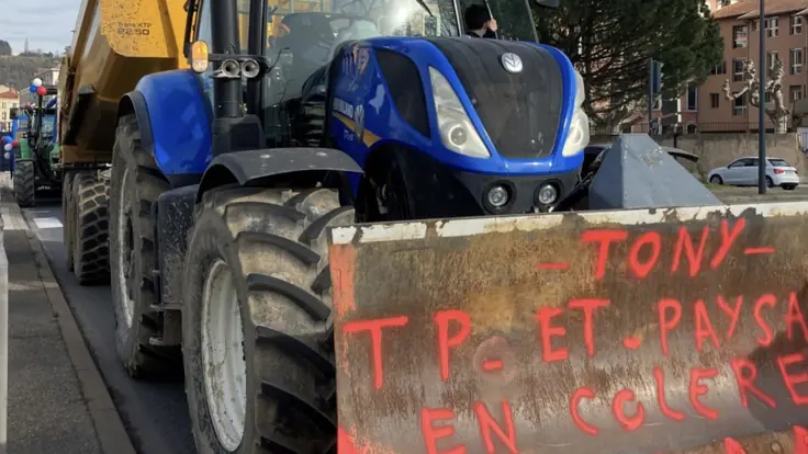 Article de L’Essor du 5 janvier 2026 : tracteur portant une pancarte « TP et paysans en colère »