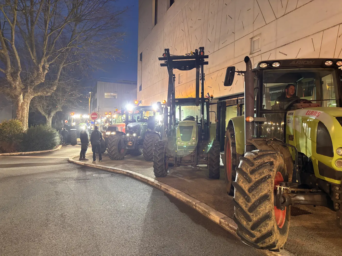 Tracteurs stationnés dans une rue de Vienne, de nuit, pendant la mobilisation