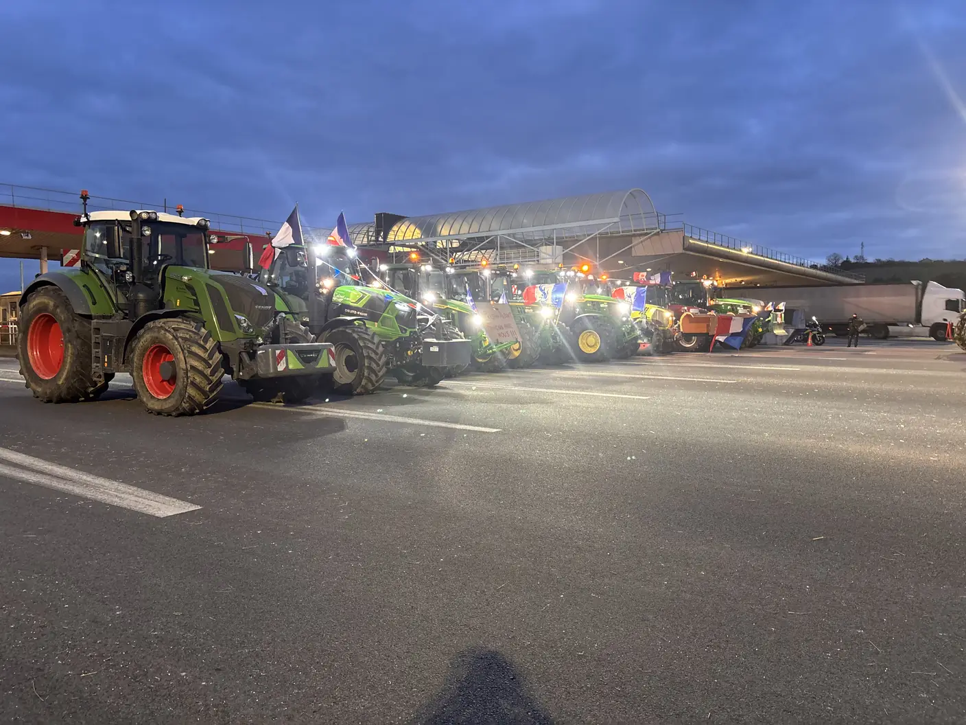 Blocage au péage de Reventin-Vaugris, mobilisation agricole en Isère